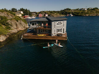 Grey Floating House Houseboat BILD 1