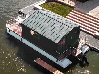 Twin Vee M-Cabin Houseboat BILD 1